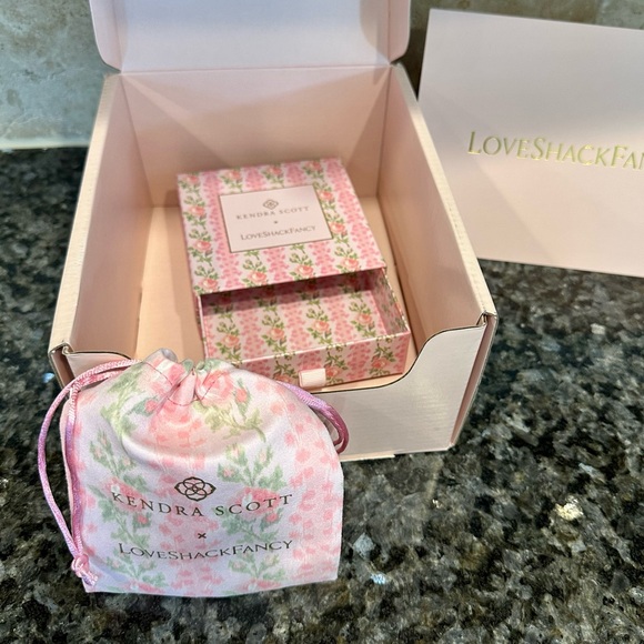 LoveShackFancy x Kendra Scott Gift Box, Jewelry Bag, & Envelope - Picture 3 of 4